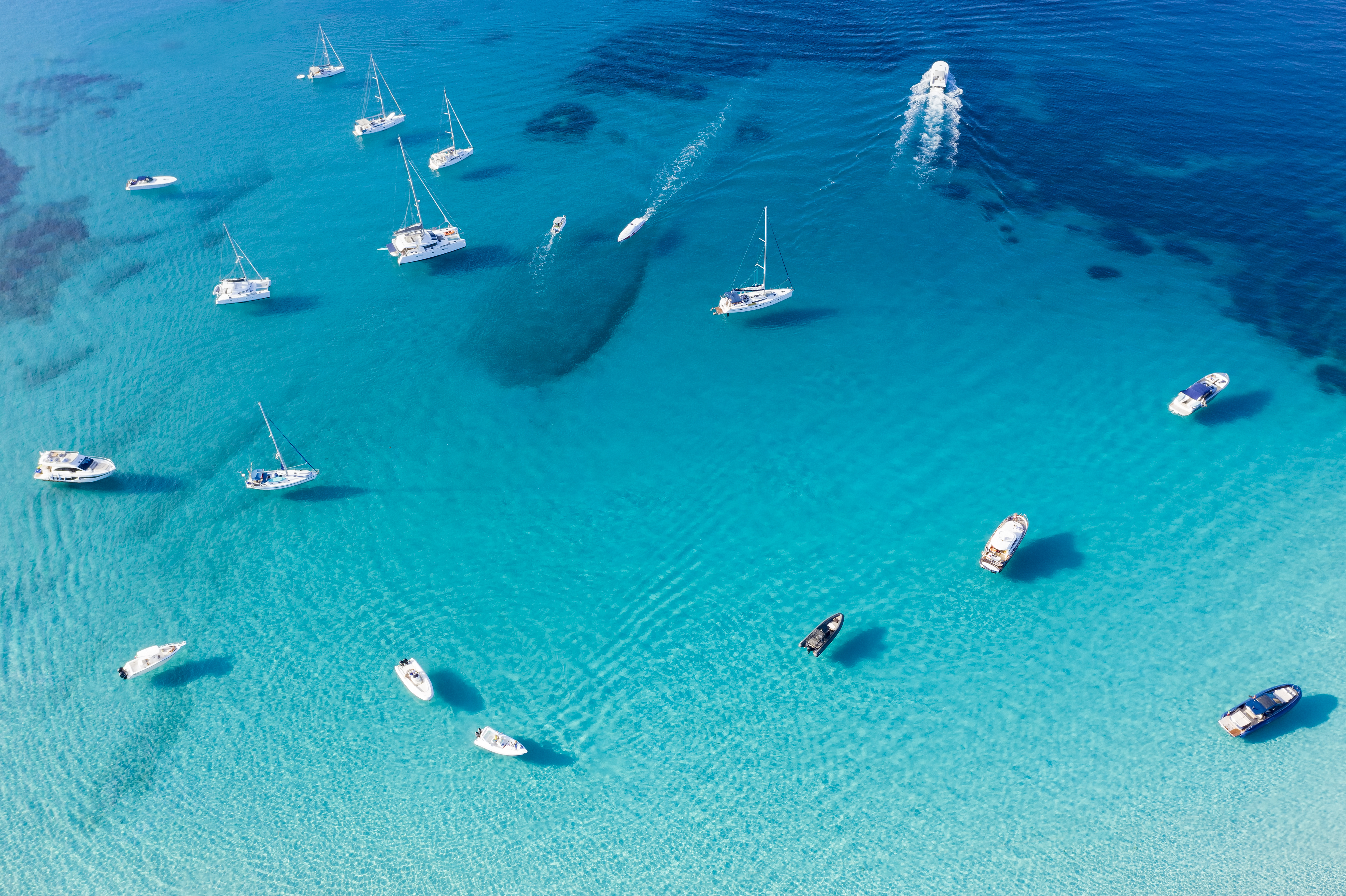 bateaux sur mer bleu